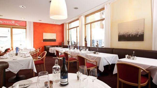 Badehotel Belvair Scuol Restoran fotoğraf